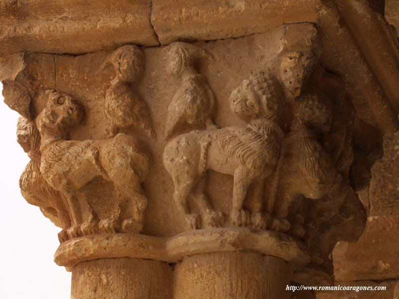 DETALLE DE LEONES CON ARPÍAS EN LA GRUPA